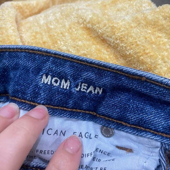 American Eagle Stretch Mom Jean Distressed Knees Size 4 - Picture 8 of 9